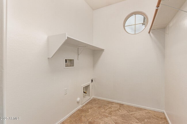 Building Photo - 9228 W Black Hill Rd