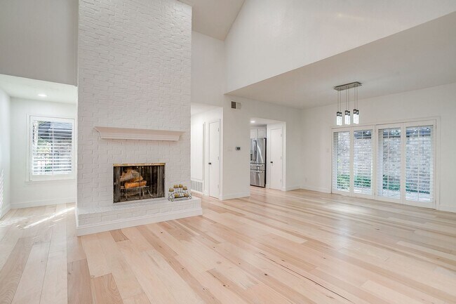 Building Photo - Easy Townhouse Living