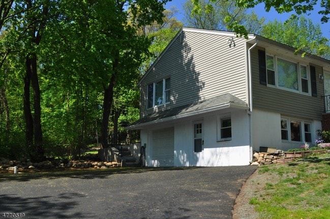 Building Photo - 176 Yawpo Ave