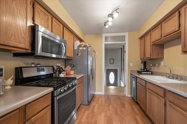 Building Photo - 517 Longwood Dr
