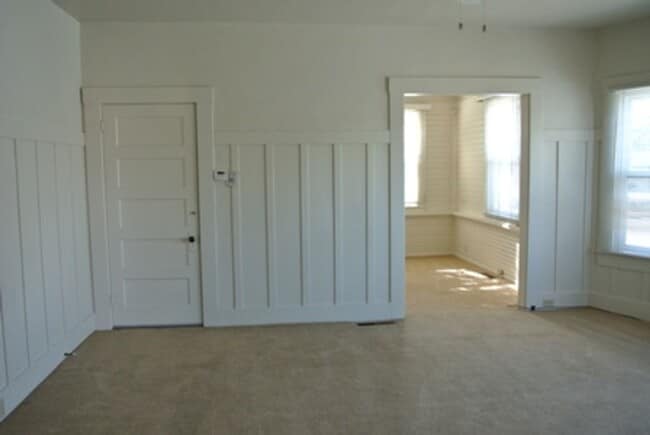 Building Photo - Charming Craftsman-Style 2BD/1BA Duplex – ...