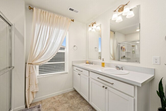 Building Photo - Upgraded 5-Bedroom Home in Immaculate Condition