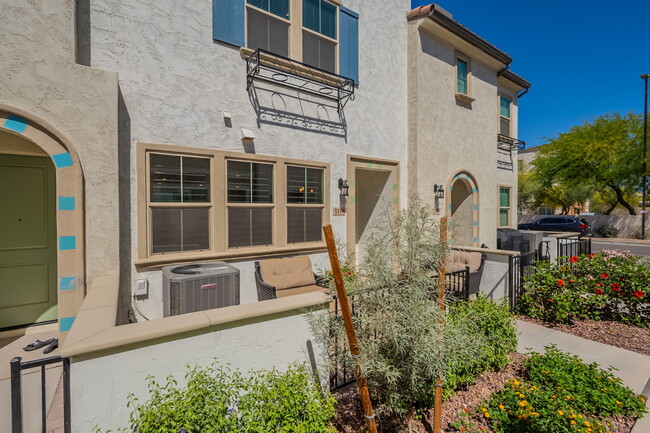 Building Photo - 2629 S Equestrian Dr