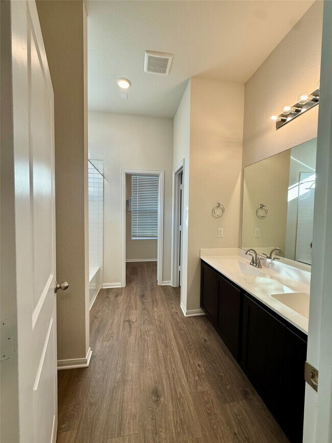 Building Photo - 405 Magnolia Ln