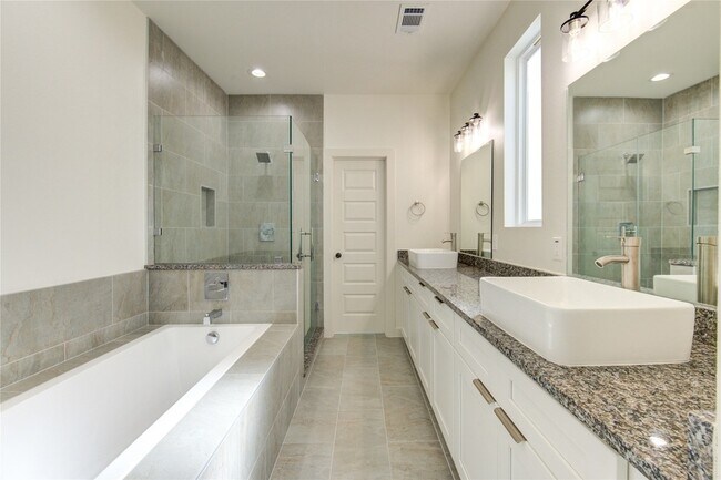 Building Photo - 2928 El Fenice Ln