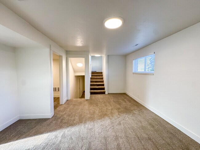 Building Photo - 1340 E Navajo Dr