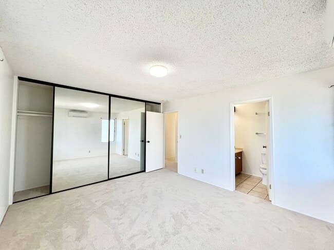 Building Photo - Spacious 5br/2.5ba House w/enclosed yard &...