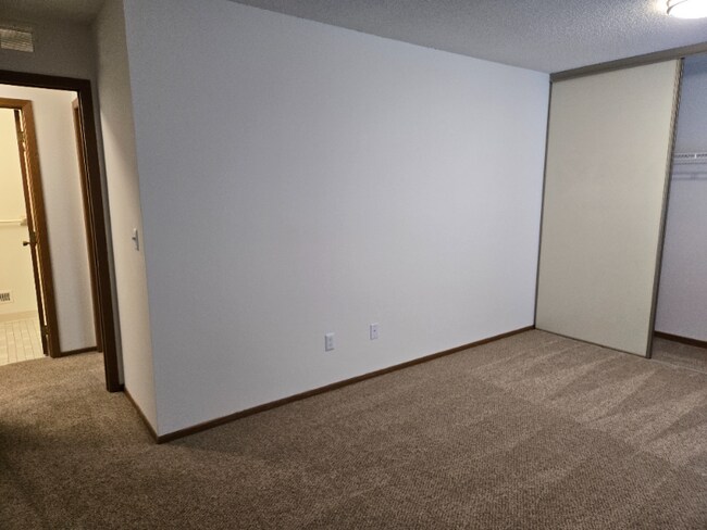 Building Photo - 6471 Hummingbird Ln