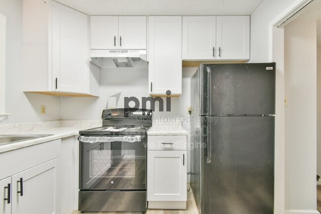 Building Photo - 42 Greenwood Cir