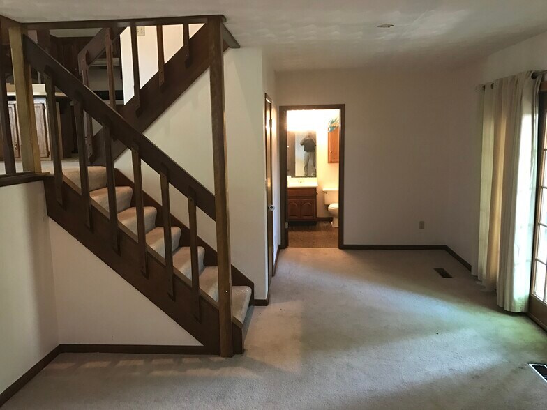 Building Photo - 1458 Eastview Dr