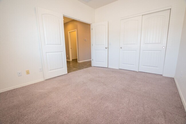 Building Photo - Great Open Floor Plan 3 Bedroom, 2 Bath, Central A/C in Holiday Subdivision!