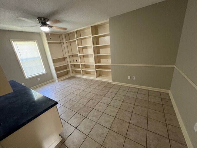 Building Photo - 3 bed 2.5 bath house with multiple bonus rooms!