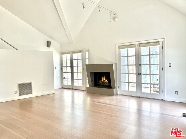 Building Photo - 1153 N Poinsettia Pl