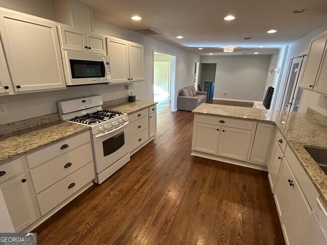 Building Photo - 116 Colonial Dr