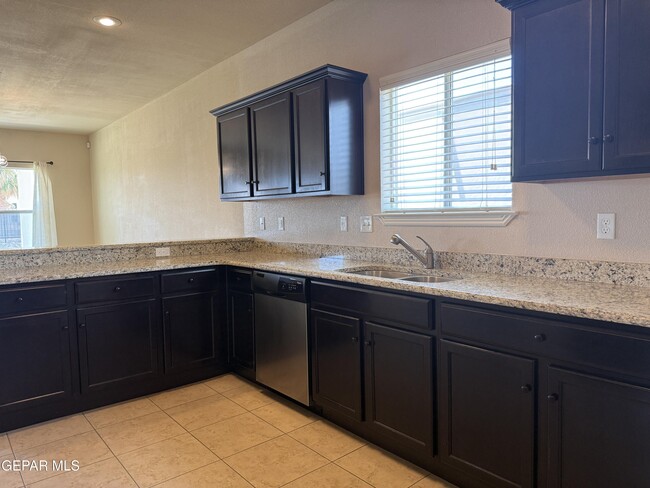 Building Photo - 5601 Valley Maple Dr