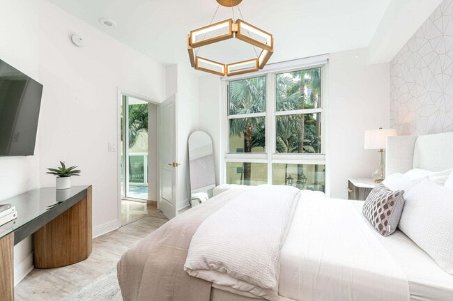 Building Photo - 347 N New River Dr E