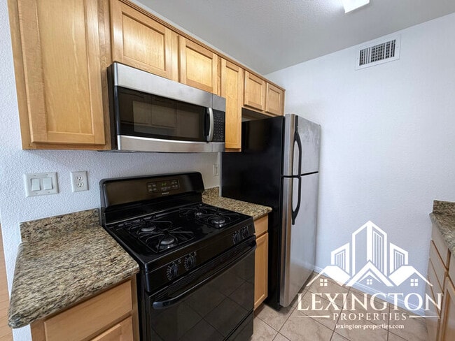 Building Photo - Stunning, 2BD/1BA, Condo in the Villaggio Community off Madison Ave. and Auburn Blvd.! ***Move-in...