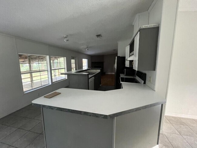 Building Photo - 5135 N Western Dr