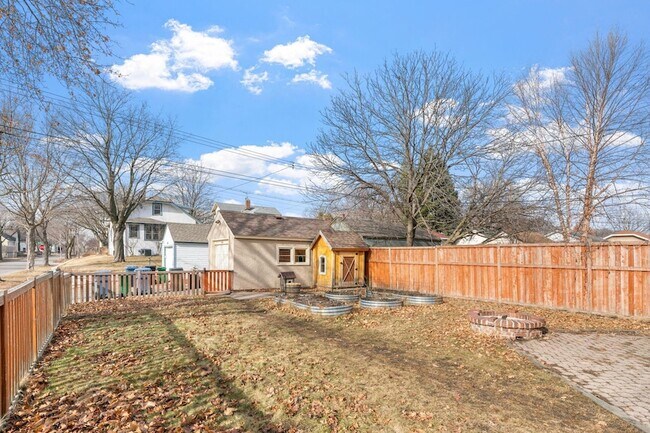 Building Photo - 2300 NE McKinley St