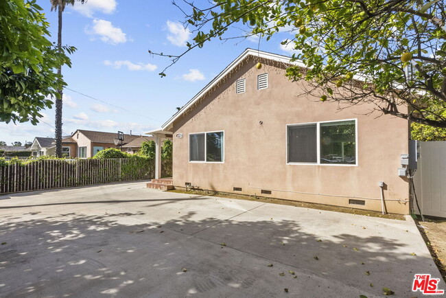 Building Photo - 6717 Cedros Ave