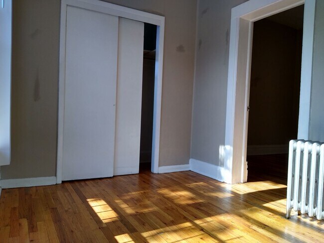 Building Photo - Charming Cap Hill 1 Bedroom w/ Claw Foot Tub