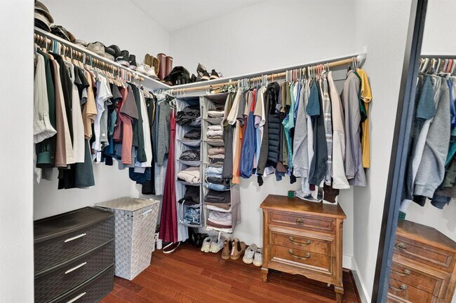 Building Photo - 3003 Lovell Dr