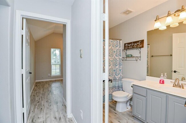 Building Photo - 2526 Lake Dale Ln