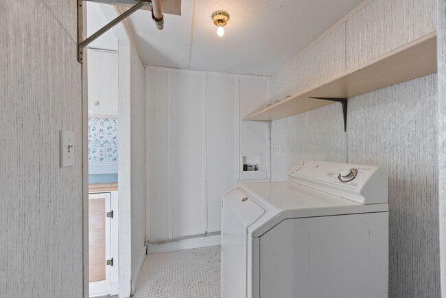Building Photo - Large manufactured home
