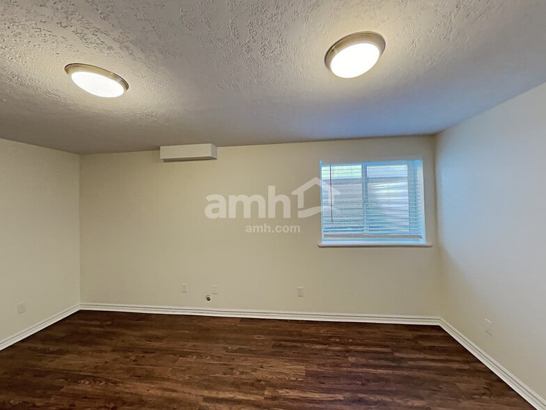 Building Photo - 1470 S 1525 W