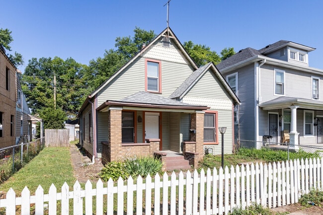 Primary Photo - 330 N Holmes Ave