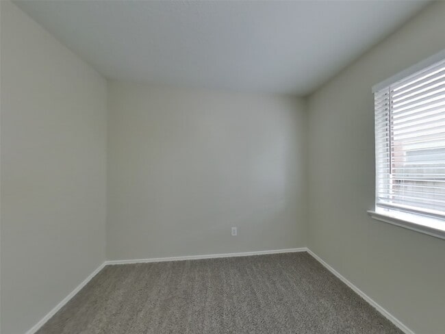 Building Photo - 1824 Old Creek Dr