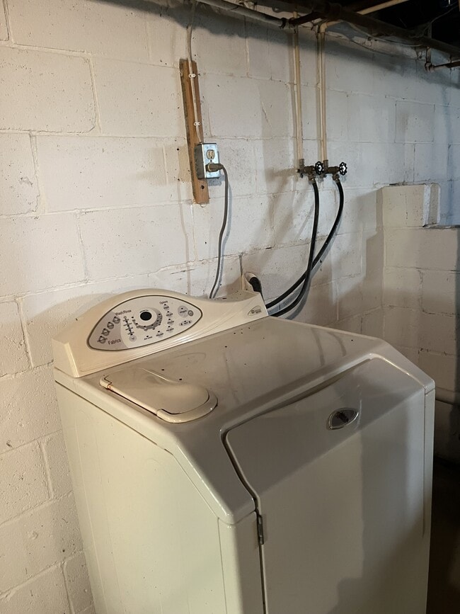 Building Photo - 520 Hollingsworth Ave