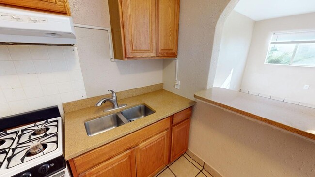 Building Photo - Centrally located 1 Bedroom Santa Fe apart...