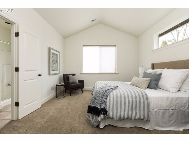 Building Photo - Amazing 3 bed / 2.5 bath Duplex with Bonus Room!