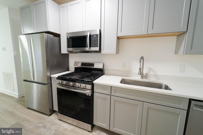 Building Photo - Move In Ready 2 BD 1 BA close to Metro, Sh...