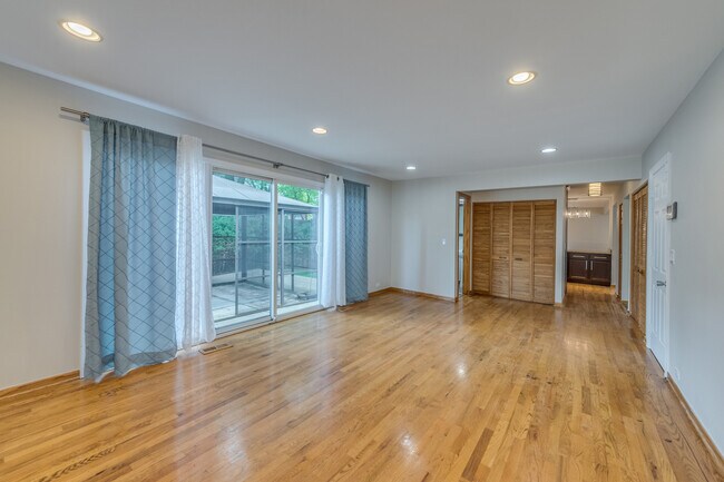 Building Photo - 912 Bedford Ct