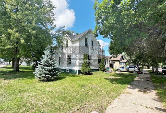 Building Photo - 735 S Wisconsin St