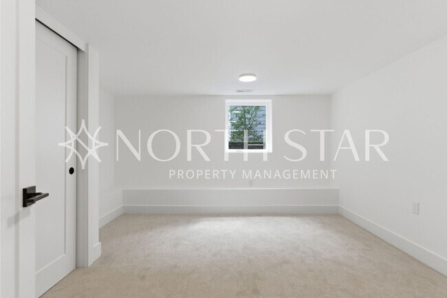 Building Photo - 592 9th St