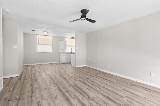 Building Photo - 2105 Butternut Ln