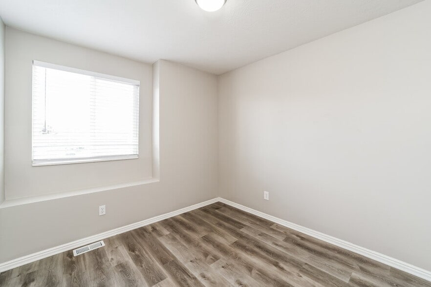 Building Photo - 7747 S Briar Dr