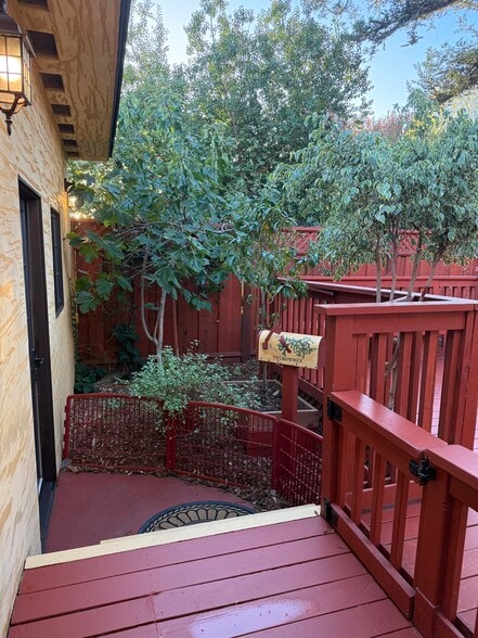 Building Photo - 312 Crest Dr