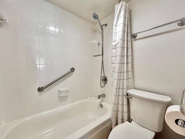 Building Photo - 8888 Tallwood Dr