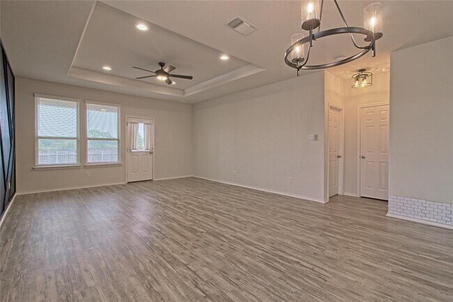 Building Photo - 601 Hummingbird Ln