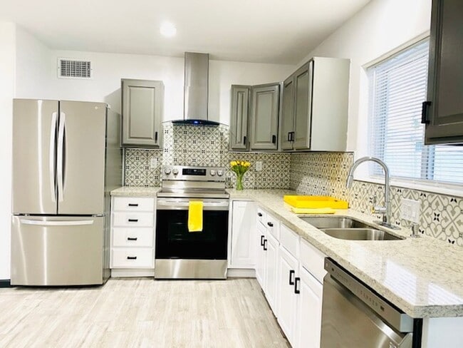 Building Photo - Modern Centrally Located 3 bed, 2 bath w/Large back yard