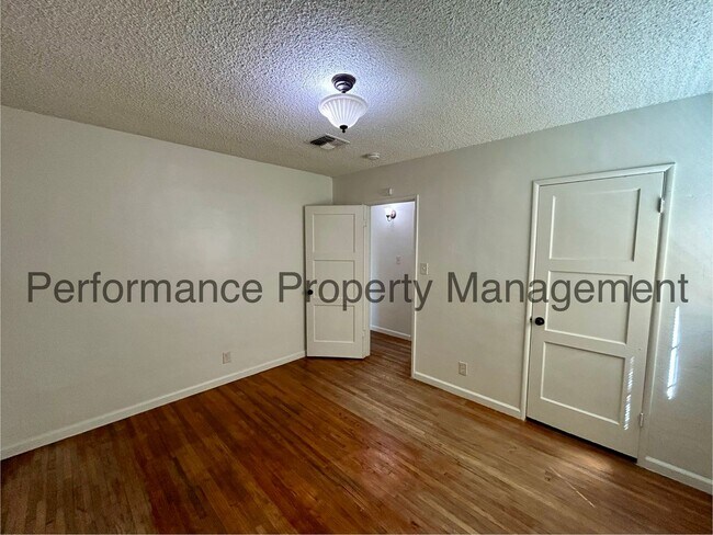 Building Photo - Cute 3 Bed/1 Bath SE Bakersfield Home w/ S...