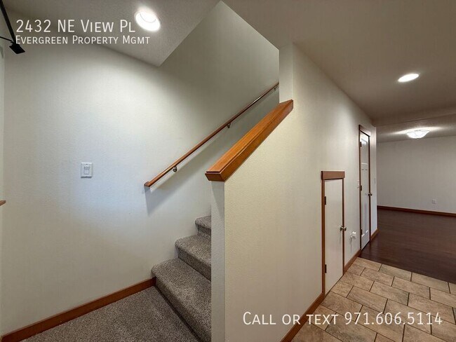 Building Photo - 2432 NE View Pl