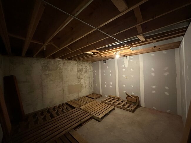 Building Photo - 1055 Knollwood Ln