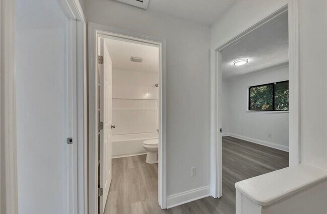 Building Photo - Renovated townhome in Great Alpharetta location