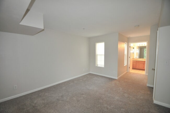 Building Photo - 12293 W Cross Dr