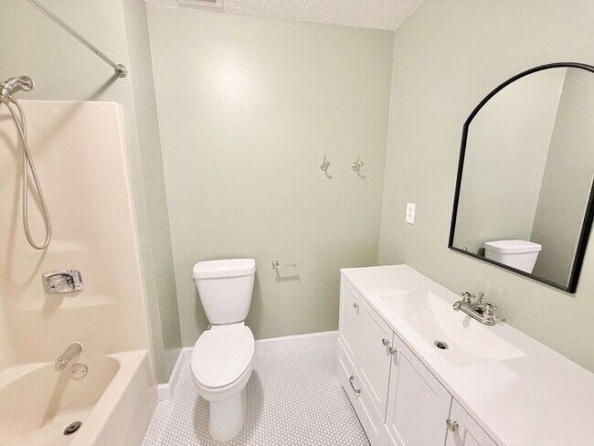 Building Photo - Spacious 3-Bed/2-Bath With Large Backyard